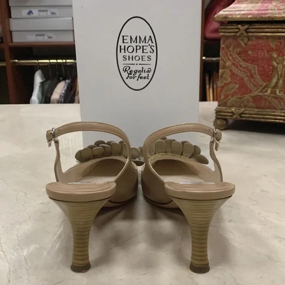 LIKE NEW EMMA HOPE REGALIA FOR FEET CAMEL LEATHER SLINGBACKS ROWS OF PETALS 8.5 - Picture 9 of 12